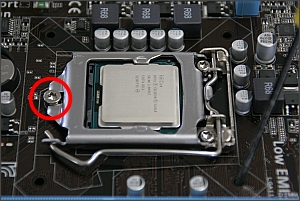 自作PCの作り方の写真3。CPUを取り付けたところ