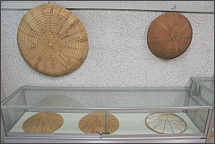 湖南市伝統工芸会館で展示されている竹皮細工2